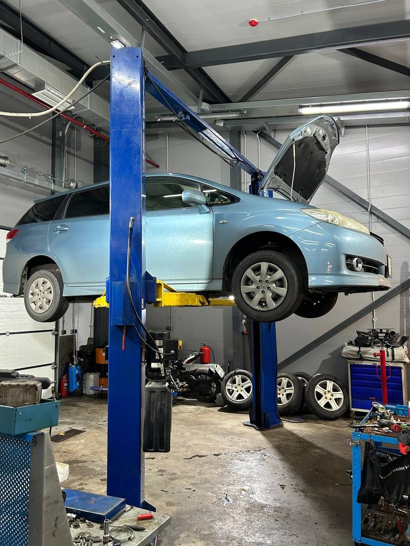 Автомобиль на подъёмнике в сервисе Ключ на 12